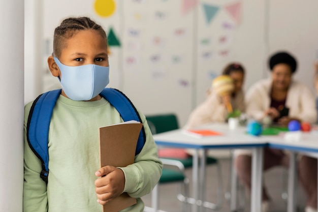 Foto porträt des jungen schülers im klassenzimmer