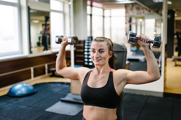 Porträt des jungen sportlichen Mädchens, das in Sport und Fitness beschäftigt ist