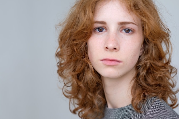 Porträt des jungen zarten rothaarigen Teenager-Mädchens