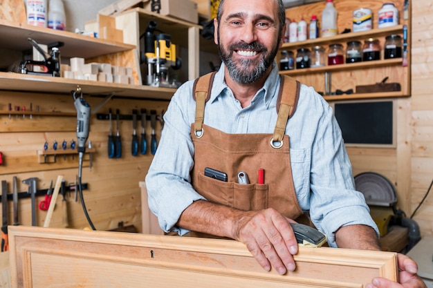 Porträt des kaukasischen Tischlers bei der Arbeit