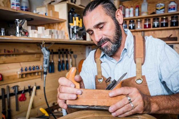 Porträt des kaukasischen Tischlers bei der Arbeit