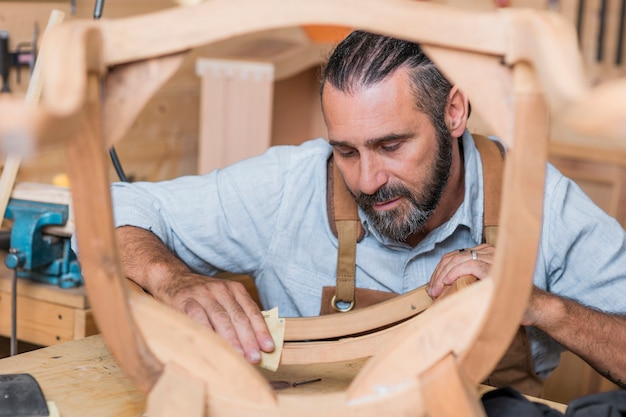 Porträt des kaukasischen Tischlers bei der Arbeit