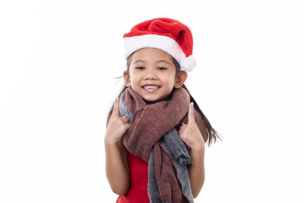 Porträt des kleinen asiatischen Mädchens, das Weihnachtsmannmütze trägt