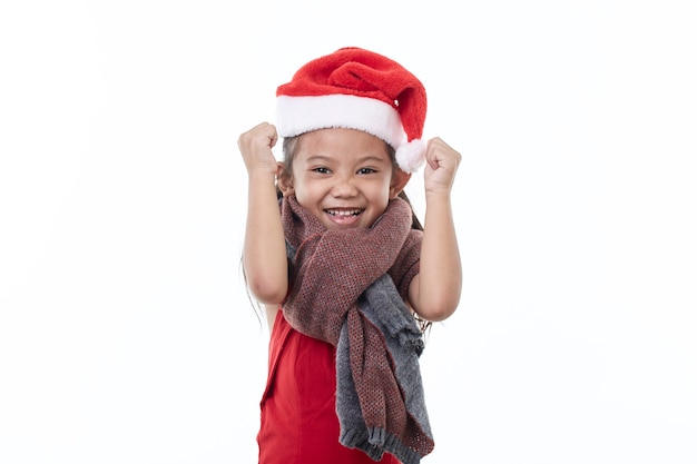 Porträt des kleinen asiatischen Mädchens, das Weihnachtsmannmütze trägt