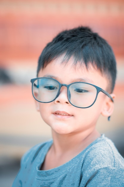 Porträt des kleinen Jungen mit Brille.