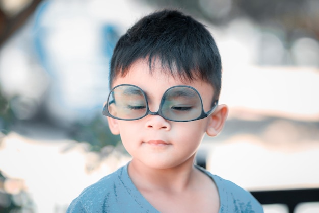 Porträt des kleinen Jungen mit Brille.