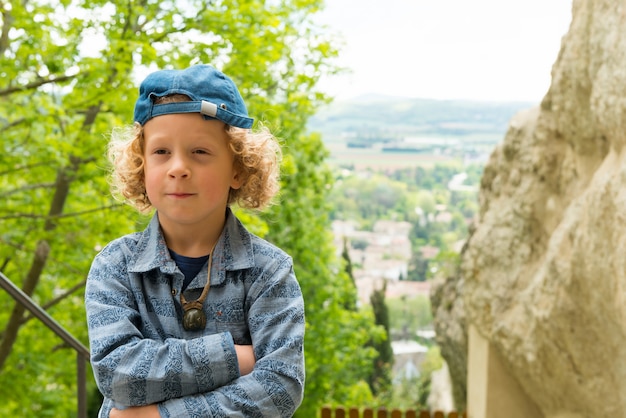 Porträt des kleinen Jungen mit dem blonden und gelockten Haar