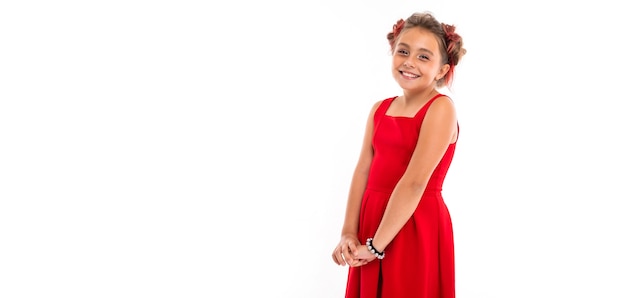 Porträt des kleinen kaukasischen Mädchens mit hellem Haar und hübschem Gesicht im roten Kleid