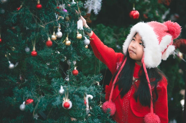 Porträt des kleinen Mädchens im WeihnachtsfestAsian Kid Winterurlaub