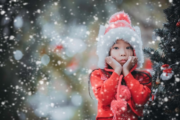 Porträt des kleinen Mädchens im WeihnachtsfestAsian Kid Winterurlaub