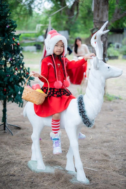 Porträt des kleinen Mädchens im WeihnachtsfestAsian Kid Winterurlaub