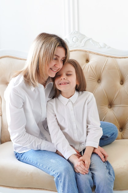 Porträt des kleinen Mädchens und ihrer Mutter im Wohnzimmer