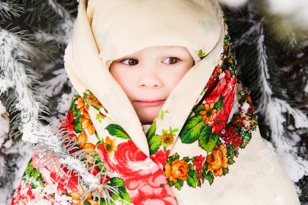 Porträt des kleinen slawischen Mädchens im nationalen Schal