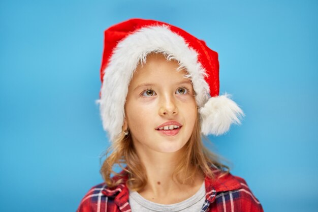 Porträt des kleinen Weihnachtsmädchens in Santa Hat, lächelnd