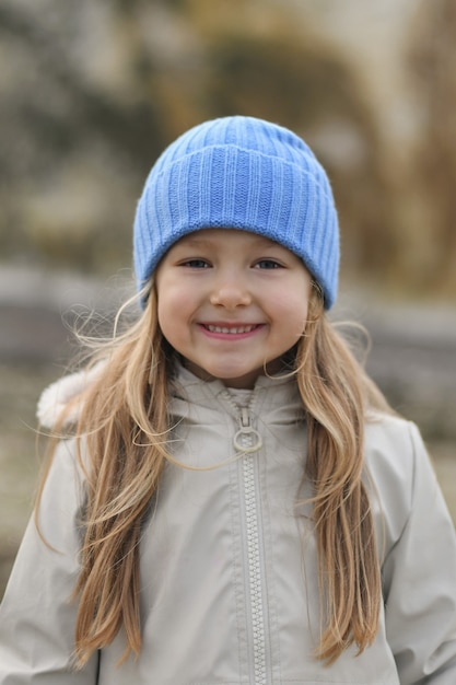 Porträt des lachenden süßen Mädchens von 5-6 Jahren