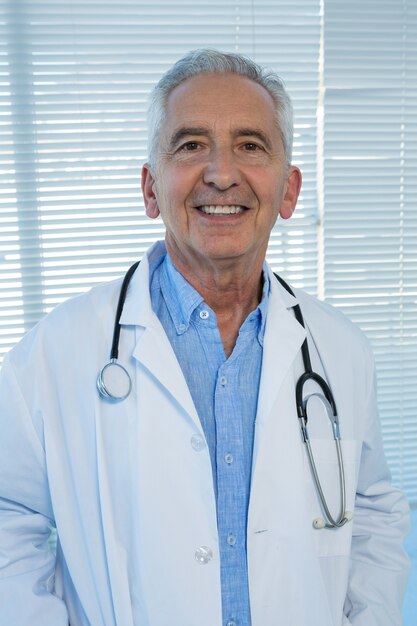 Porträt des lächelnden Arztes