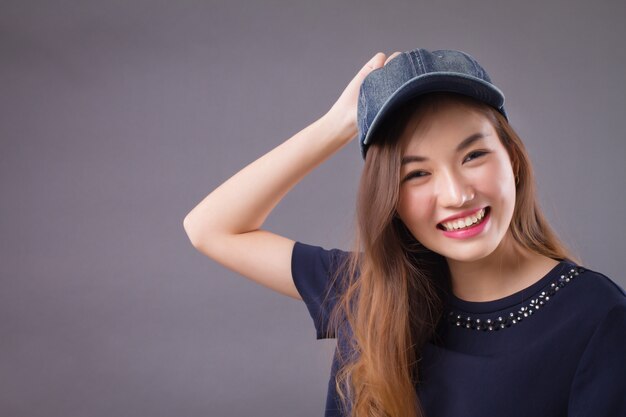 Porträt des lächelnden asiatischen Mädchens