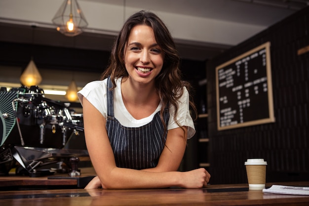 Porträt des lächelnden Barista