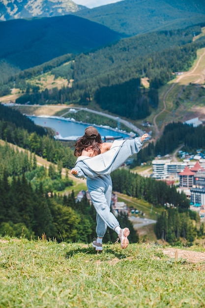 Porträt des lächelnden Frauentouristen am Berggipfel Bukovel ukraine