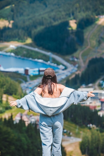 Porträt des lächelnden Frauentouristen am Berggipfel Bukovel ukraine