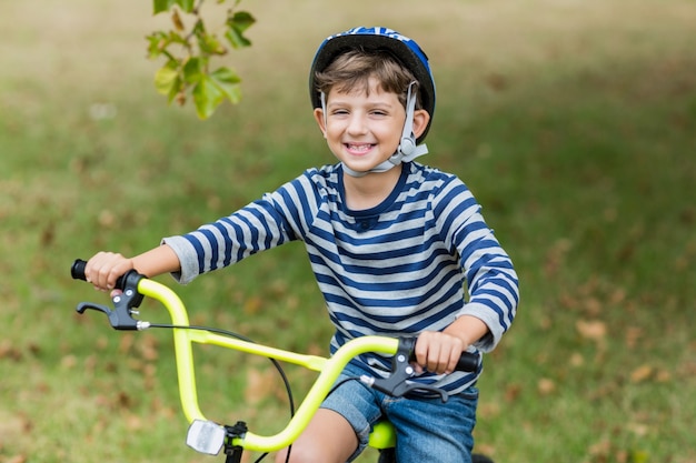 Porträt des lächelnden Jungen Fahrrad fahrend