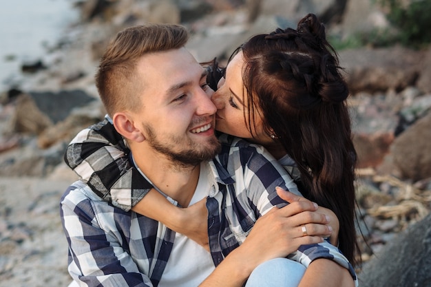 Foto porträt des lächelnden jungen paares in der liebe