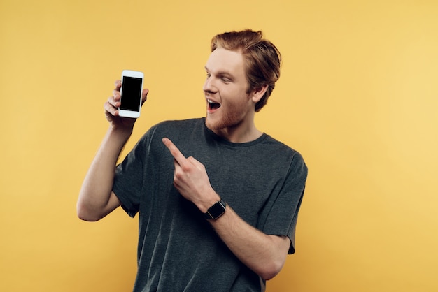 Porträt des lächelnden Mannes Smartphone halten