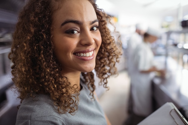 Porträt des lächelnden Restaurantmanagers