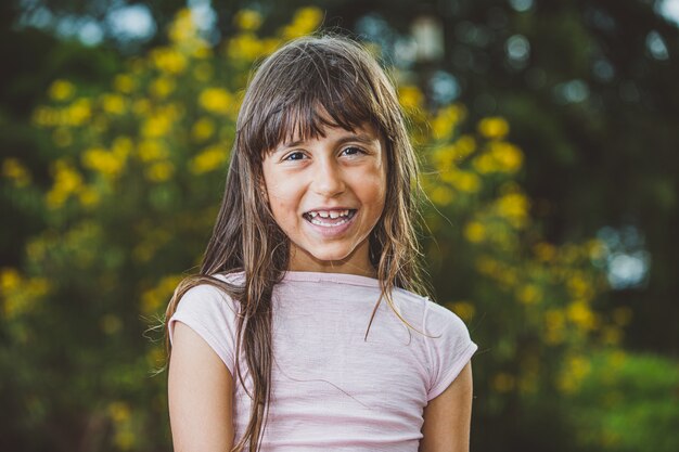 Porträt des lächelnden schönen jungen Mädchens am Bauernhof