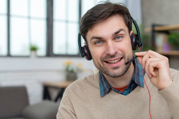 Porträt des Lehrers, der ein Webinar hält