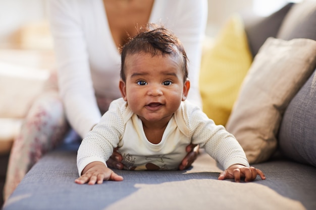 Porträt des lustigen Babys