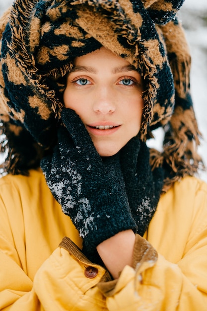 Porträt des lustigen jungen Hipster-Mädchens mit einem Turban des Schals, der aufwirft