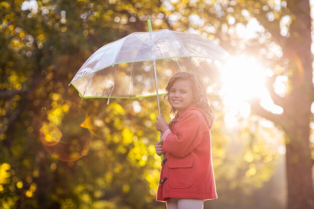 Porträt des Mädchens, das Regenschirm hält