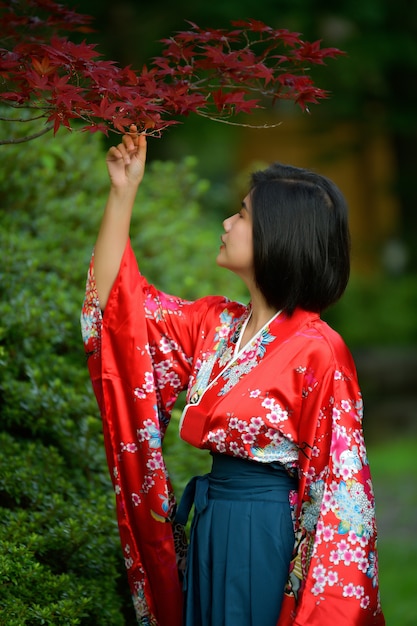 Porträt des Mädchens im japanischen Stil Kostüm