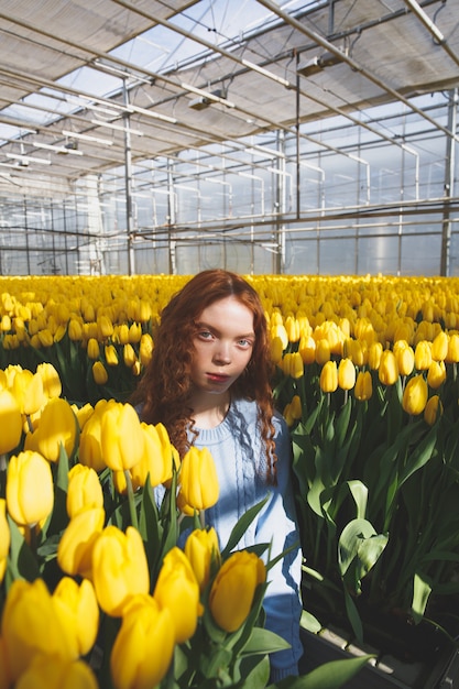 Porträt des Mädchens in der Blüte