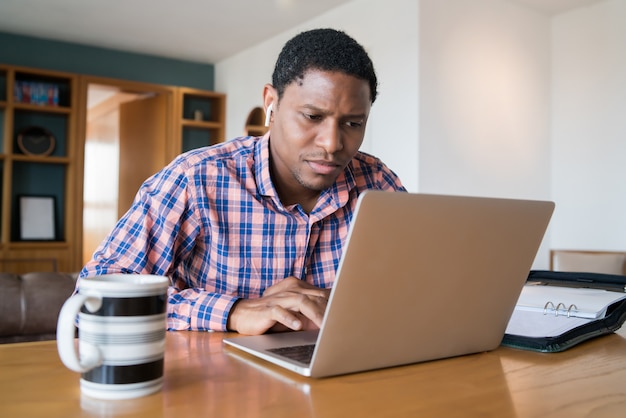 Porträt des Mannes auf einem Arbeitsvideoanruf mit Laptop von zu Hause