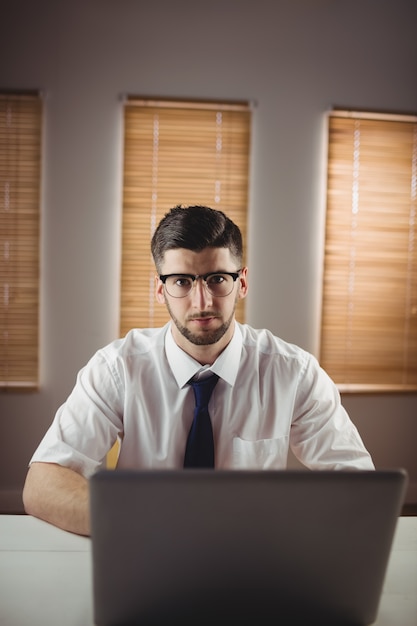 Porträt des Mannes, der im Büro sitzt