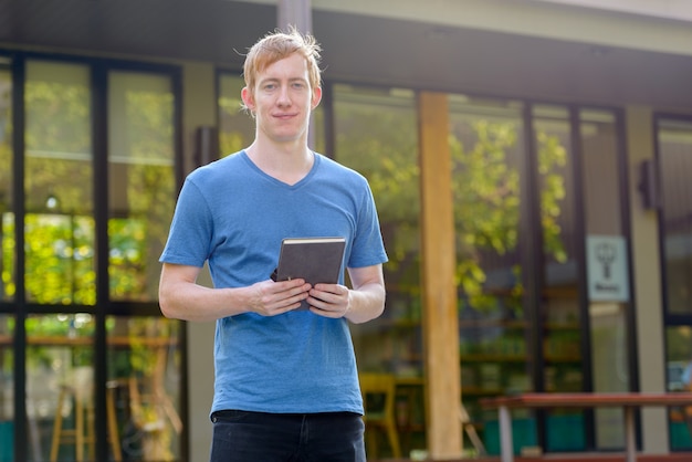 Porträt des Mannes mit roten Haaren im Garten im Freien