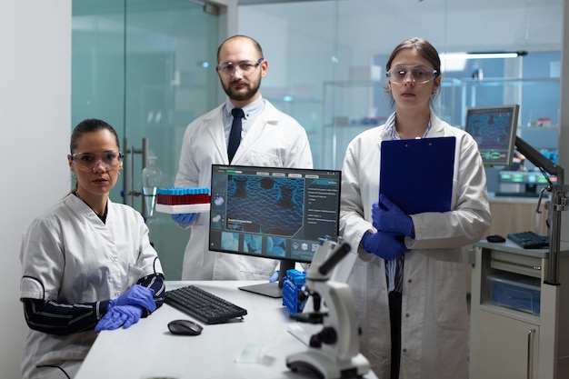Porträt des medizinischen Wissenschaftlerteams, das im mikrobiologischen Krankenhauslabor arbeitet