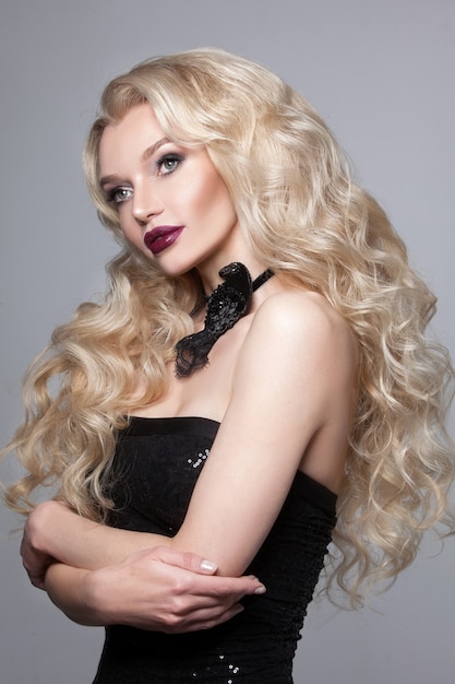 Porträt des Modells mit natürlichem Make-up