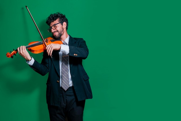 Porträt des Musiklehrers, der seine Violine lokalisiert spielt Person im Anzug, der Violine auf lokalisiertem Hintergrund spielt Gut aussehender Mann im formalen Anzug, der Violine spielt, lokalisiert