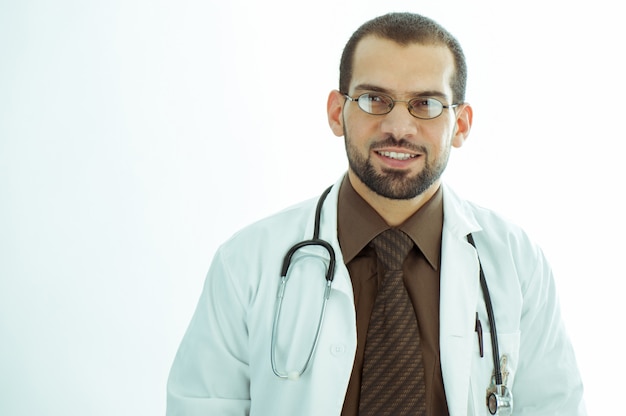 Porträt des nahöstlichen Doktors stehend mit weißem Hintergrund