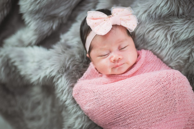 Porträt des netten Babys auf dem Bett