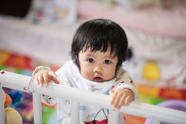 Porträt des netten Babys im Wohnzimmer