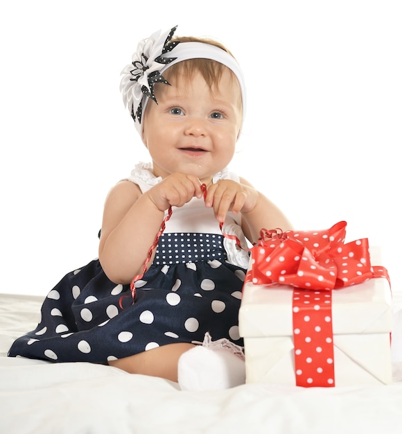 Porträt des netten Babys mit Geschenk