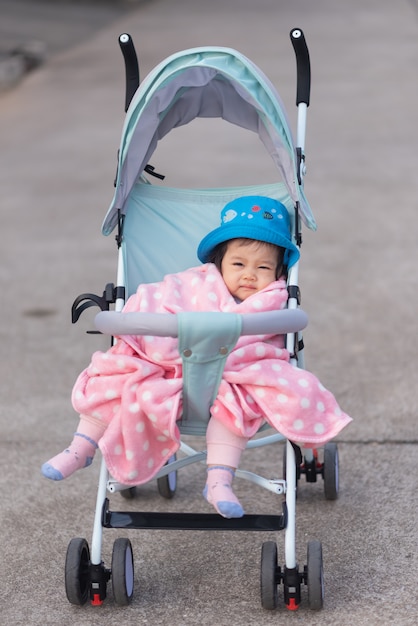 Porträt des netten Babys sitzend auf dem Stuhl