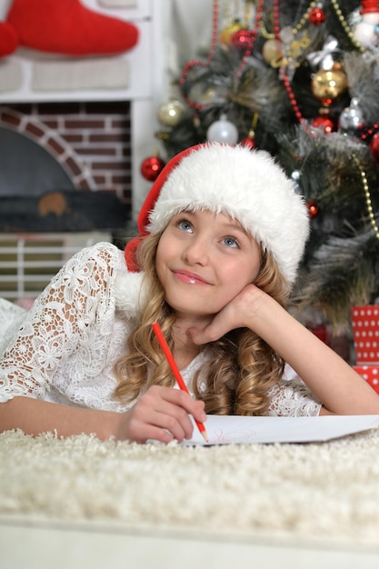 Porträt des netten kleinen Mädchens, das sich auf Weihnachten vorbereitet