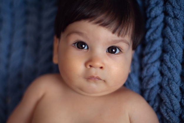 Foto porträt des niedlichen jungen mit großen augen und dunklen haaren