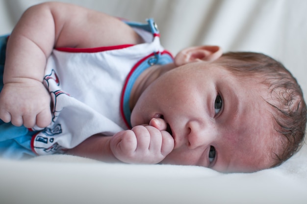 Porträt des niedlichen kleinen Babys, das friedlich schläft