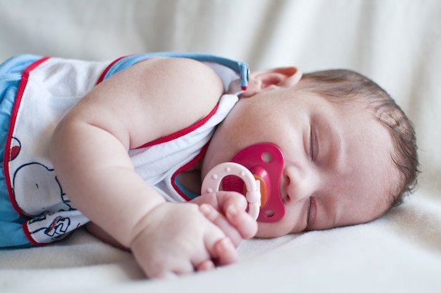 Foto porträt des niedlichen kleinen babys, das friedlich schläft